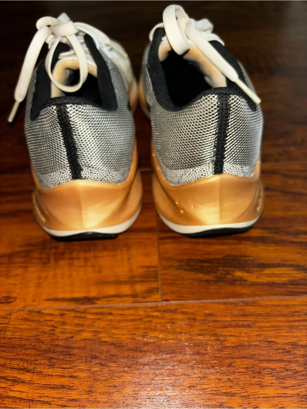 Nike Air Zoom Winflo 8 Premium Running Shoes Sail Metallic Copper Coin Sneakers